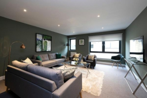 Stylish & Airy 4BR House at the heart of New Town